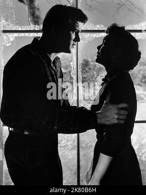 Rock Hudson & Jane Wyman Film: All That Heaven Allows (1955) Charaktere: Ron Kirby & Cary Scott Regie: Douglas Sirk 01 December 1955 **WARNUNG** Dieses Foto ist nur für den redaktionellen Gebrauch bestimmt und unterliegt dem Copyright von UNIVERSAL und/oder dem Fotografen, der von der Film- oder Produktionsfirma beauftragt wurde und kann nur durch Publikationen im Zusammenhang mit der Bewerbung des oben genannten Films reproduziert werden. Eine obligatorische Gutschrift an UNIVERSAL ist erforderlich. Der Fotograf sollte auch bei Bekanntwerden des Fotos gutgeschrieben werden. Ohne schriftliche Genehmigung der Film Company kann keine kommerzielle Nutzung gewährt werden. Stockfoto