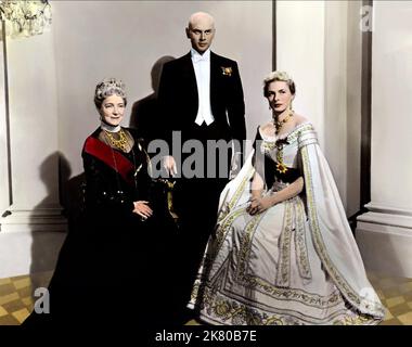 Helen Hayes, Yul Brynner & Ingrid Bergman Film: Anastasia (USA 1956) Charaktere: Dowager Empress Maria Feodorovna,General Sergei Pavlovich Bounine & Anna Koreff Regie: Anatole Litvak 13. Dezember 1956 **WARNUNG** Dieses Foto ist nur für redaktionelle Verwendung bestimmt und unterliegt dem Copyright von 20. CENTURY FOX und/oder des Fotografen, der von der Film- oder Produktionsfirma beauftragt wurde, und kann nur durch Publikationen im Zusammenhang mit der Bewerbung des oben genannten Films reproduziert werden. Eine obligatorische Gutschrift an 20. CENTURY FOX ist erforderlich. Der Fotograf sollte auch bei Bekanntwerden des Fotos gutgeschrieben werden. Keine kommerzielle Nutzung kann grante sein Stockfoto