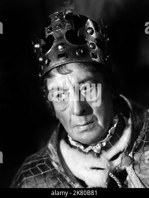 Cedric Hardwicke Film: Richard III (UK 1955) Charaktere: König Edward IV von England Regie: Laurence Olivier 13 December 1955 **WARNUNG** Dieses Foto ist nur für den redaktionellen Gebrauch bestimmt und unterliegt dem Copyright der CRITERION KOLLEKTION und/oder des Fotografen, der von der Film- oder Produktionsfirma beauftragt wurde, und kann nur von Publikationen im Zusammenhang mit der Bewerbung des oben genannten Films reproduziert werden. Eine obligatorische Gutschrift für DIE ERHEBUNG DES KRITERIUMES ist erforderlich. Der Fotograf sollte auch bei Bekanntwerden des Fotos gutgeschrieben werden. Ohne schriftliche Genehmigung der Film Company kann keine kommerzielle Nutzung gewährt werden. Stockfoto