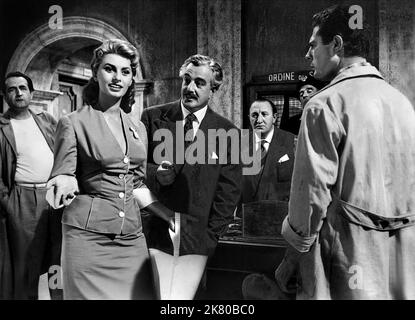 Sophia Loren, Vittorio De Sica & Marcello Mastroianni Film: Too Bad She'S Bad (Peccato che sia una canaglia) Charaktere: Lina Stroppiani,Vittorio Stroppiani & Paolo IT 1954, Regie: Alessandro Blasetti 25 January 1955 **WARNUNG** Dieses Foto ist nur für redaktionelle Zwecke bestimmt und unterliegt dem Copyright des VON der Film- oder Produktionsfirma beauftragten DOCUMENTO FILMS und/oder des Fotografen und kann nur von Publikationen im Zusammenhang mit der Bewerbung des oben genannten Films reproduziert werden. Eine obligatorische Gutschrift für DEN DOKUMENTARFILM ist erforderlich. Der Fotograf sollte auch bei Bekanntwerden des Fotos gutgeschrieben werden. Keine kommerzielle Nutzung Stockfoto