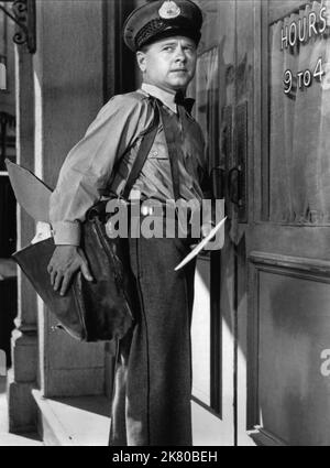 Mickey Rooney Film: Baby Face Nelson (1957) Charaktere: Lester M. 'Baby Face Nelson' Gillis Regie: Don Siegel 11 December 1957 **WARNUNG** Dieses Foto ist nur für redaktionelle Verwendung bestimmt und unterliegt dem Copyright von UNITED ARTISTS und/oder dem Fotografen, der von der Film- oder Produktionsfirma beauftragt wurde und kann nur durch Publikationen im Zusammenhang mit der Bewerbung des oben genannten Films reproduziert werden. Eine obligatorische Gutschrift für UNITED ARTISTS ist erforderlich. Der Fotograf sollte auch bei Bekanntwerden des Fotos gutgeschrieben werden. Ohne schriftliche Genehmigung der Film Company kann keine kommerzielle Nutzung gewährt werden. Stockfoto