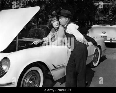 Carolyn Jones & Mickey Rooney Film: Baby Face Nelson (1957) Charaktere: Sue, Lester M. 'Baby Face Nelson' Gillis Regie: Don Siegel 11 December 1957 **WARNUNG** Dieses Foto ist nur für redaktionelle Verwendung bestimmt und unterliegt dem Copyright von UNITED ARTISTS und/oder dem Fotografen, der von der Film- oder Produktionsfirma beauftragt wurde und kann nur durch Publikationen im Zusammenhang mit der Bewerbung des oben genannten Films reproduziert werden. Eine obligatorische Gutschrift für UNITED ARTISTS ist erforderlich. Der Fotograf sollte auch bei Bekanntwerden des Fotos gutgeschrieben werden. Ohne schriftliche Genehmigung der Film Company kann keine kommerzielle Nutzung gewährt werden. Stockfoto