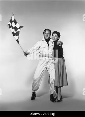 Kirk Douglas & Bella Darvi Film: The Racers; such Men are Dangerous (USA 1955) Charaktere: Gino Borgesa, Nicole Regie: Henry Hathaway 04 February 1955 **WARNUNG** Dieses Foto ist nur für den redaktionellen Gebrauch bestimmt und unterliegt dem Copyright von 20. CENTURY FOX und/oder des Fotografen, der von der Film- oder Produktionsfirma beauftragt wurde, und kann nur durch Publikationen im Zusammenhang mit der Bewerbung des oben genannten Films reproduziert werden. Eine obligatorische Gutschrift an 20. CENTURY FOX ist erforderlich. Der Fotograf sollte auch bei Bekanntwerden des Fotos gutgeschrieben werden. Ohne schriftliche Genehmigung der Film Company kann keine kommerzielle Nutzung gewährt werden Stockfoto
