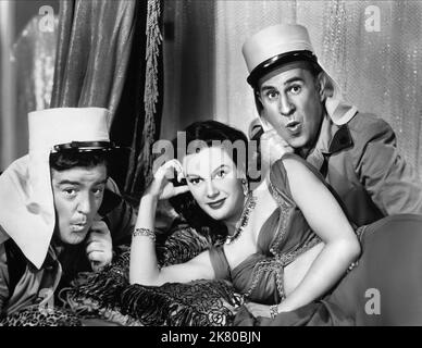 Lou Costello, Patricia Medina & Bud Abbott Film: Abbott And Costello In The Foreign Legion (1953) Charaktere: Lou Hotchkiss, Nicole Dupre, Bud Jones Regie: Charles Lamont 19 February 1950 **WARNUNG** Dieses Foto ist nur für redaktionelle Zwecke bestimmt und unterliegt dem Copyright von UNIVERSAL und/oder dem Fotografen, der von der Film- oder Produktionsfirma beauftragt wurde und darf nur von Publikationen im Zusammenhang mit der Bewerbung des oben genannten Films reproduziert werden. Eine obligatorische Gutschrift an UNIVERSAL ist erforderlich. Der Fotograf sollte auch bei Bekanntwerden des Fotos gutgeschrieben werden. Ohne schriftliche Genehmigung kann keine kommerzielle Nutzung gewährt werden Stockfoto