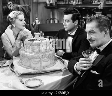 Joan Fontaine, Mario Lanza & Vincent Price Film: Serenade (1956) Charaktere: Kendall Hale, Damon Vincenti, Charles Winthrop Regie: Anthony Mann 23. März 1956 **WARNUNG** Dieses Foto ist nur für redaktionelle Zwecke bestimmt und unterliegt dem Copyright von WARNER BROS und/oder des Fotografen, der von der Film- oder Produktionsfirma beauftragt wurde, und kann nur von Publikationen im Zusammenhang mit der Bewerbung des oben genannten Films reproduziert werden. Eine obligatorische Gutschrift an WARNER BROS ist erforderlich. Der Fotograf sollte auch bei Bekanntwerden des Fotos gutgeschrieben werden. Ohne schriftliche Genehmigung der Film Company kann keine kommerzielle Nutzung gewährt werden. Stockfoto