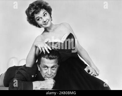 Kirk Douglas & Susan Hayward Film: Top Secret Affair (USA 1957) Charaktere: Maj. Gen. Melville A. Goodwin, Dorothy 'Dottie' Peale Regie: H.C. Potter 30 January 1957 **WARNUNG** Dieses Foto ist nur für redaktionelle Zwecke bestimmt und unterliegt dem Copyright von WARNER BROS. Und/oder des Fotografen, der von der Film- oder Produktionsfirma beauftragt wurde und nur durch Publikationen im Zusammenhang mit der Bewerbung des oben genannten Films reproduziert werden kann. Eine obligatorische Gutschrift an WARNER BROS. Ist erforderlich. Der Fotograf sollte auch bei Bekanntwerden des Fotos gutgeschrieben werden. Ohne schriftliche Genehmigung des Films C kann keine kommerzielle Nutzung gewährt werden Stockfoto