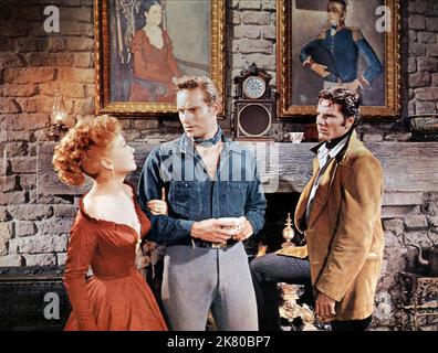 Charlton Heston, Anne Baxter & Tom Tryon Film: Three Violent People (1956) Charaktere: CAPT. COLT SAUNDERS, LORNA HUNTER SAUNDERS, BEAUFREGARD „CINCH“ SAUNDERS DIRECTOR: Rudolph Mate 01 December 1956 **WARNUNG** Dieses Foto ist nur für redaktionelle Zwecke bestimmt und unterliegt dem Copyright von PARA und/oder des Fotografen, der von der Film- oder Produktionsfirma beauftragt wurde, und kann nur durch Publikationen im Zusammenhang mit der Bewerbung des oben genannten Films reproduziert werden. Es ist eine obligatorische Gutschrift erforderlich. Der Fotograf sollte auch bei Bekanntwerden des Fotos gutgeschrieben werden. Ohne schriftliche Genehmigung kann keine kommerzielle Nutzung gewährt werden Stockfoto