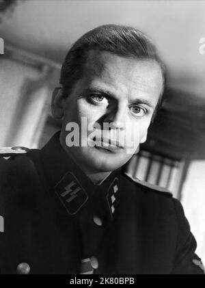 Klaus Kinski Film: A Time to Love and A Time to die (USA/DE 1958) Charaktere: Gestapo-Leutnant / Literaturverfilmung (nach dem Buch von Erich Maria Remarque) Regie: Douglas Sirk 25 June 1958 **WARNUNG** Dieses Foto ist nur für den redaktionellen Gebrauch bestimmt und unterliegt dem Copyright von UNIVERSAL-BILDERN und/oder dem Fotografen, der von der Film- oder Produktionsfirma beauftragt wurde und darf nur von Publikationen im Zusammenhang mit der Bewerbung des oben genannten Films reproduziert werden. Eine obligatorische Gutschrift für UNIVERSELLE BILDER ist erforderlich. Der Fotograf sollte auch bei Bekanntwerden des Fotos gutgeschrieben werden. Keine kommerzielle Nutzung kann grante sein Stockfoto