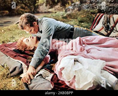 Charlton Heston & Anne Baxter Film: Three Violent People (1956) Charaktere: CAPT. COLT SAUNDERS, LORNA HUNTER SAUNDERS DIRECTOR: Rudolph Mate 01 December 1956 **WARNUNG** Dieses Foto ist nur für redaktionelle Zwecke bestimmt und unterliegt dem Copyright von PARA und/oder des Fotografen, der von der Film- oder Produktionsfirma beauftragt wurde, und kann nur durch Publikationen im Zusammenhang mit der Bewerbung des oben genannten Films reproduziert werden. Es ist eine obligatorische Gutschrift erforderlich. Der Fotograf sollte auch bei Bekanntwerden des Fotos gutgeschrieben werden. Ohne schriftliche Genehmigung der Film Company kann keine kommerzielle Nutzung gewährt werden. Stockfoto