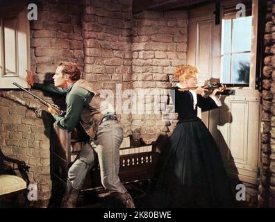 Charlton Heston & Anne Baxter Film: Three Violent People (1956) Charaktere: CAPT. COLT SAUNDERS, LORNA HUNTER SAUNDERS DIRECTOR: Rudolph Mate 01 December 1956 **WARNUNG** Dieses Foto ist nur für redaktionelle Zwecke bestimmt und unterliegt dem Copyright von PARA und/oder des Fotografen, der von der Film- oder Produktionsfirma beauftragt wurde, und kann nur durch Publikationen im Zusammenhang mit der Bewerbung des oben genannten Films reproduziert werden. Es ist eine obligatorische Gutschrift erforderlich. Der Fotograf sollte auch bei Bekanntwerden des Fotos gutgeschrieben werden. Ohne schriftliche Genehmigung der Film Company kann keine kommerzielle Nutzung gewährt werden. Stockfoto