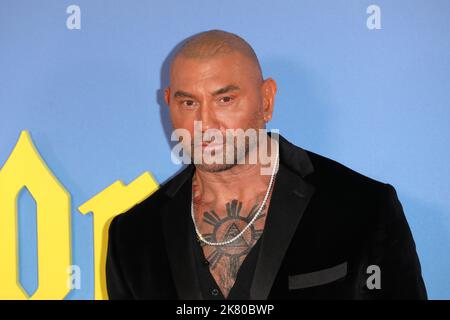 Dave Bautista nimmt an der Filmpremiere „Glass Onion: A Knives Out Mystery“ während der Abschlussfilmgala des BFI London Film Festival 66. Teil. Stockfoto