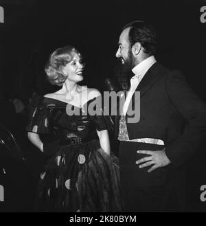 ZSA Zsa Gabor & Jose Ferrer Film: Moulin Rouge (UK 1952) Charaktere: Jane Avril, Henri de Toulouse-Lautrec Regie: John Huston 23 December 1952 **WARNUNG** Dieses Foto ist nur für den redaktionellen Gebrauch bestimmt und unterliegt dem Copyright von UNITED ARTISTS und/oder dem Fotografen, der von der Film oder Production Company beauftragt wurde und kann nur durch Publikationen im Zusammenhang mit der Bewerbung des oben genannten Films reproduziert werden. Eine obligatorische Gutschrift für UNITED ARTISTS ist erforderlich. Der Fotograf sollte auch bei Bekanntwerden des Fotos gutgeschrieben werden. Ohne schriftliche Genehmigung der Film Company kann keine kommerzielle Nutzung gewährt werden. Stockfoto