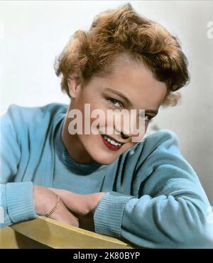 Romy Schneider Film: When the White Lilacs Bloom Again; Wenn der Weisse Flieder wieder blüht (DE 1953) Charaktere: Evchen Forster Regie: Hans Deppe 24. November 1953 **WARNUNG** Dieses Foto ist nur für redaktionelle Zwecke bestimmt und unterliegt dem Copyright von BEROLINA und/oder dem von der Film- oder Produktionsfirma beauftragten Fotografen und kann nur von Publikationen im Zusammenhang mit der Bewerbung des oben genannten Films reproduziert werden. Eine obligatorische Gutschrift an BEROLINA ist erforderlich. Der Fotograf sollte auch bei Bekanntwerden des Fotos gutgeschrieben werden. Ohne schriftliche Genehmigung der Film Company kann keine kommerzielle Nutzung gewährt werden. Stockfoto