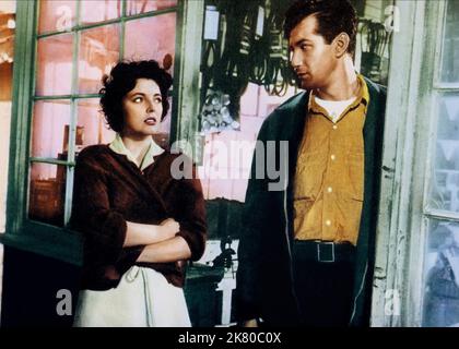 Joan Collins & Rick Jason Film: The Wayward Bus (USA 1957) Charaktere: Alice Chicoy, Johnny Chicoy Regie: Victor Vicas 27 May 1957 **WARNUNG** Dieses Foto ist nur für den redaktionellen Gebrauch bestimmt und unterliegt dem Copyright von 20. CENTURY FOX und/oder des Fotografen, der von der Film- oder Produktionsfirma beauftragt wurde, und kann nur durch Publikationen im Zusammenhang mit der Bewerbung des oben genannten Films reproduziert werden. Eine obligatorische Gutschrift an 20. CENTURY FOX ist erforderlich. Der Fotograf sollte auch bei Bekanntwerden des Fotos gutgeschrieben werden. Ohne schriftliche Genehmigung der Film Company kann keine kommerzielle Nutzung gewährt werden. Stockfoto