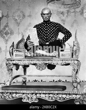 YUL Brynner Film The King and I (1956) Charaktere: King Mongkut of Siam Regie: Walter lang 28. Juni 1956 **WARNUNG** dieses Foto ist nur für redaktionelle Zwecke bestimmt und unterliegt dem Urheberrecht von 20 CENTURY FOX und/oder dem Fotografen, der von der Film or Production Company beauftragt wurde. Eine obligatorische Gutschrift für 20 CENTURY FOX ist erforderlich. Der Fotograf sollte ebenfalls angerechnet werden, wenn er bekannt ist. Ohne schriftliche Genehmigung der Film Company kann keine kommerzielle Nutzung gewährt werden. Stockfoto