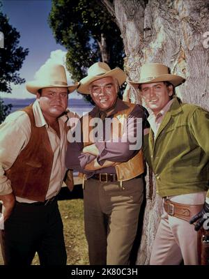 Dan Blocker, Lorne Greene & Michael Landon Fernsehen: Bonanza (TV-Serie) Charaktere: Eric 'Hoss' Cartwright, Ben Cartwright, Joseph 'Little Joe' Cartwright USA 1959-1973, 12. September 1959 **WARNUNG** Dieses Foto ist nur für redaktionelle Zwecke bestimmt und unterliegt dem Copyright von NBC und/oder dem Fotografen, der von der Film- oder Produktionsfirma beauftragt wurde, und kann nur von Publikationen im Zusammenhang mit der Bewerbung des oben genannten Films reproduziert werden. Eine obligatorische Gutschrift an NBC ist erforderlich. Der Fotograf sollte auch bei Bekanntwerden des Fotos gutgeschrieben werden. Eine kommerzielle Nutzung kann ohne schriftliche Genehmigung des FI nicht gewährt werden Stockfoto