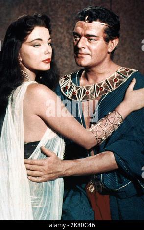 Joan Collins & Jack Hawkins Film: Land Der Pharaonen (1952) Charaktere: Prinzessin Nellifer, Pharao Khufu Regie: Howard Hawks 24 June 1955 **WARNUNG** Dieses Foto ist nur für redaktionelle Zwecke bestimmt und unterliegt dem Copyright von WARNER BROS und/oder des Fotografen, der von der Film- oder Produktionsfirma beauftragt wurde, und kann nur von Publikationen im Zusammenhang mit der Bewerbung des oben genannten Films reproduziert werden. Eine obligatorische Gutschrift an WARNER BROS ist erforderlich. Der Fotograf sollte auch bei Bekanntwerden des Fotos gutgeschrieben werden. Ohne schriftliche Genehmigung der Film Company kann keine kommerzielle Nutzung gewährt werden. Stockfoto