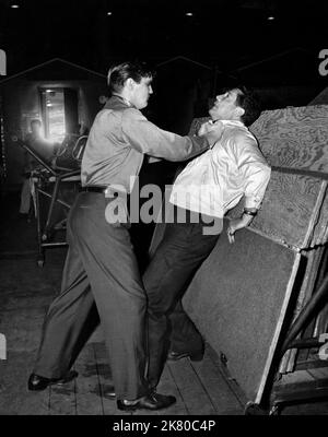 Elvis Presley & Joe Grey Film: King Creole (USA 1958) Charaktere: Danny Fisher Regie: Michael Curtiz 02 July 1958 **WARNUNG** Dieses Foto ist nur für redaktionelle Zwecke bestimmt und unterliegt dem Copyright von PARAMOUNT und/oder des Fotografen, der von der Film- oder Produktionsfirma beauftragt wurde und darf nur von Publikationen im Zusammenhang mit der Bewerbung des oben genannten Films reproduziert werden. Eine obligatorische Gutschrift an PARAMOUNT ist erforderlich. Der Fotograf sollte auch bei Bekanntwerden des Fotos gutgeschrieben werden. Ohne schriftliche Genehmigung der Film Company kann keine kommerzielle Nutzung gewährt werden. Stockfoto