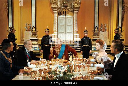 Yul Brynner & Deborah Kerr Film: Der König und ich (1956) Charaktere: König Mongkut von Siam, Anna Leonowens Regie: Walter lang 28 June 1956 **WARNUNG** Dieses Foto ist nur für redaktionelle Verwendung bestimmt und unterliegt dem Copyright von 20 CENTURY FOX und/oder des Fotografen, der von der Film- oder Produktionsfirma beauftragt wurde und darf nur durch Publikationen im Zusammenhang mit der Bewerbung des oben genannten Films reproduziert werden. Eine obligatorische Gutschrift an 20 CENTURY FOX ist erforderlich. Der Fotograf sollte auch bei Bekanntwerden des Fotos gutgeschrieben werden. Ohne schriftliche Genehmigung der Film Company kann keine kommerzielle Nutzung gewährt werden. Stockfoto