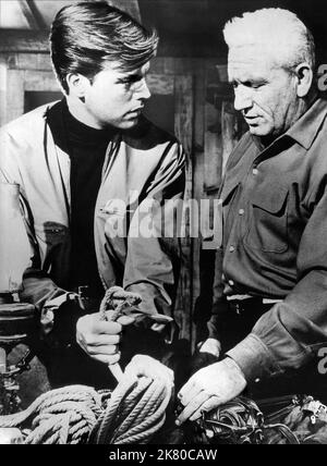 Robert Wagner & Spencer Tracy Film: The Mountain (USA 1956) Charaktere: Christopher 'Chris' Teller, Zachary Teller Regie: Edward Dmytryk 01. November 1956 **WARNUNG** Dieses Foto ist nur für redaktionelle Verwendung bestimmt und unterliegt dem Copyright von PARAMOUNT PICTURES und/oder des Fotografen, der von der Film- oder Produktionsfirma beauftragt wurde und darf nur von Publikationen im Zusammenhang mit der Bewerbung des oben genannten Films reproduziert werden. Eine obligatorische Gutschrift für PARAMOUNT-BILDER ist erforderlich. Der Fotograf sollte auch bei Bekanntwerden des Fotos gutgeschrieben werden. Ohne schriftliche Genehmigung des Films kann keine kommerzielle Nutzung gewährt werden Stockfoto