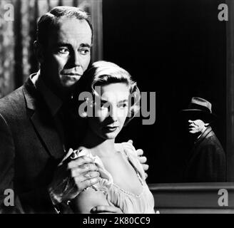 Henry Fonda & Vera Miles Film: Der falsche Mann (USA 1956) Charaktere: Christopher Emmanuel 'Manny' Balestrero, Rose Balestrero Regie: Alfred Hitchcock 22 December 1956 **WARNUNG** Dieses Foto ist nur für redaktionelle Verwendung bestimmt und unterliegt dem Copyright von WARNER BROS. Und/oder des Fotografen, der von der Film- oder Produktionsfirma beauftragt wurde und nur durch Publikationen im Zusammenhang mit der Bewerbung des oben genannten Films reproduziert werden kann. Eine obligatorische Gutschrift an WARNER BROS. Ist erforderlich. Der Fotograf sollte auch bei Bekanntwerden des Fotos gutgeschrieben werden. Ohne schriftliche Genehmigung des Films kann keine kommerzielle Nutzung gewährt werden Stockfoto