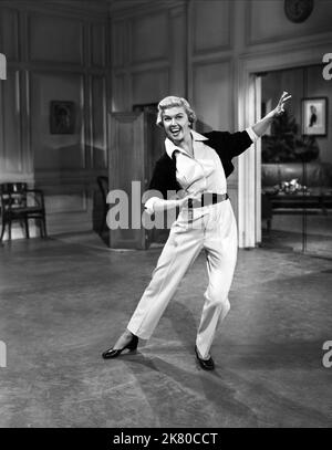 Doris Day Film: Schlaflied des Broadway (USA 1951) Charaktere: Melinda Howard Regie: David Butler 26 March 1951 **WARNUNG** Dieses Foto ist nur für redaktionelle Zwecke bestimmt und unterliegt dem Copyright von WARNER BROS. Und/oder des Fotografen, der von der Film- oder Produktionsfirma beauftragt wurde und nur durch Publikationen im Zusammenhang mit der Bewerbung des oben genannten Films reproduziert werden kann. Eine obligatorische Gutschrift an WARNER BROS. Ist erforderlich. Der Fotograf sollte auch bei Bekanntwerden des Fotos gutgeschrieben werden. Ohne schriftliche Genehmigung der Film Company kann keine kommerzielle Nutzung gewährt werden. Stockfoto