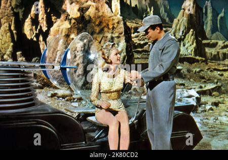 Anne Francis & Leslie Nielsen Film: Forbidden Planet (USA 1956) Charaktere: Altaira 'Alta' Morbius, Commander J. J. Adams Regie: Fred M.Wilcox 23 March 1956 **WARNUNG** Dieses Foto ist nur für den redaktionellen Gebrauch bestimmt und unterliegt dem Copyright von MGM und/oder dem Fotografen, der von der Film- oder Produktionsfirma beauftragt wurde, und kann nur durch Publikationen im Zusammenhang mit der Bewerbung des oben genannten Films reproduziert werden. Eine obligatorische Gutschrift an MGM ist erforderlich. Der Fotograf sollte auch bei Bekanntwerden des Fotos gutgeschrieben werden. Ohne schriftliche Genehmigung der Film Company kann keine kommerzielle Nutzung gewährt werden. Stockfoto