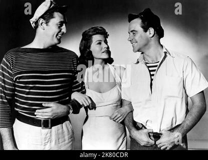 Robert Mitchum, Rita Hayworth & Jack Lemmon Film: Fire Down Below (1959) Charaktere: Felix Bowers, Irena, Tony Regie: Robert Parrish 08. August 1957 **WARNUNG** Dieses Foto ist nur für redaktionelle Zwecke bestimmt und unterliegt dem Copyright von COLUMBIA und/oder des Fotografen, der von der Film- oder Produktionsfirma beauftragt wurde und darf nur von Publikationen im Zusammenhang mit der Bewerbung des oben genannten Films reproduziert werden. Eine obligatorische Gutschrift an COLUMBIA ist erforderlich. Der Fotograf sollte auch bei Bekanntwerden des Fotos gutgeschrieben werden. Ohne schriftliche Genehmigung der Film Company kann keine kommerzielle Nutzung gewährt werden. Stockfoto