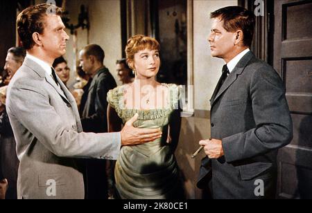 Leslie Nielsen, Shirley Maclaine & Glenn Ford Film: The Sheepman (1956) Charaktere: Col. Stephen Bedford / Johnny Bledsoe, Dell Payton, Jason Sweet Regie: George Marshall 07 May 1958 **WARNUNG** Dieses Foto ist nur für redaktionelle Zwecke bestimmt und unterliegt dem Copyright von MGM und/oder dem Fotografen, der von der Film- oder Produktionsfirma beauftragt wurde, und kann nur durch Publikationen im Zusammenhang mit der Bewerbung des oben genannten Films reproduziert werden. Eine obligatorische Gutschrift an MGM ist erforderlich. Der Fotograf sollte auch bei Bekanntwerden des Fotos gutgeschrieben werden. Ohne schriftliche Genehmigung des Films C kann keine kommerzielle Nutzung gewährt werden Stockfoto