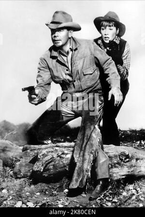 Glenn Ford & Shirley Maclaine Film: The Sheepman (1958) Charaktere: Jason Sweet, Dell Payton Regie: George Marshall 07 May 1958 **WARNUNG** Dieses Foto ist nur für redaktionelle Zwecke bestimmt und unterliegt dem Copyright von MGM und/oder dem Fotografen, der von der Film- oder Produktionsfirma beauftragt wurde, und kann nur durch Publikationen im Zusammenhang mit der Bewerbung des oben genannten Films reproduziert werden. Eine obligatorische Gutschrift an MGM ist erforderlich. Der Fotograf sollte auch bei Bekanntwerden des Fotos gutgeschrieben werden. Ohne schriftliche Genehmigung der Film Company kann keine kommerzielle Nutzung gewährt werden. Stockfoto