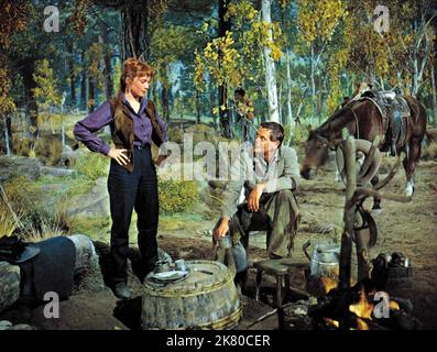 Shirley Maclaine & Glenn Ford Film: The Sheepman (1958) Charaktere: Dell Payton, Jason Sweet Regie: George Marshall 07 May 1958 **WARNUNG** Dieses Foto ist nur für redaktionelle Zwecke bestimmt und unterliegt dem Copyright von MGM und/oder dem Fotografen, der von der Film- oder Produktionsfirma beauftragt wurde, und kann nur durch Publikationen im Zusammenhang mit der Bewerbung des oben genannten Films reproduziert werden. Eine obligatorische Gutschrift an MGM ist erforderlich. Der Fotograf sollte auch bei Bekanntwerden des Fotos gutgeschrieben werden. Ohne schriftliche Genehmigung der Film Company kann keine kommerzielle Nutzung gewährt werden. Stockfoto