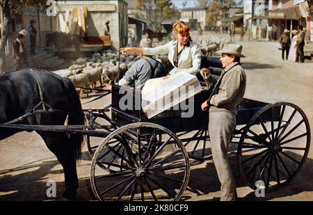 Shirley Maclaine & Glenn Ford Film: The Sheepman (1958) Charaktere: Dell Payton, Jason Sweet Regie: George Marshall 07 May 1958 **WARNUNG** Dieses Foto ist nur für redaktionelle Zwecke bestimmt und unterliegt dem Copyright von MGM und/oder dem Fotografen, der von der Film- oder Produktionsfirma beauftragt wurde, und kann nur durch Publikationen im Zusammenhang mit der Bewerbung des oben genannten Films reproduziert werden. Eine obligatorische Gutschrift an MGM ist erforderlich. Der Fotograf sollte auch bei Bekanntwerden des Fotos gutgeschrieben werden. Ohne schriftliche Genehmigung der Film Company kann keine kommerzielle Nutzung gewährt werden. Stockfoto