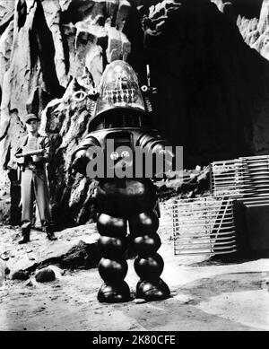 Robby the Robot Film: Forbidden Planet (USA 1956) Regie: Fred M.Wilcox 23 March 1956 **WARNUNG** Dieses Foto ist nur für den redaktionellen Gebrauch bestimmt und unterliegt dem Copyright von MGM und/oder dem Fotografen, der von der Film- oder Produktionsfirma beauftragt wurde, und kann nur durch Publikationen im Zusammenhang mit der Bewerbung des oben genannten Films reproduziert werden. Eine obligatorische Gutschrift an MGM ist erforderlich. Der Fotograf sollte auch bei Bekanntwerden des Fotos gutgeschrieben werden. Ohne schriftliche Genehmigung der Film Company kann keine kommerzielle Nutzung gewährt werden. Stockfoto