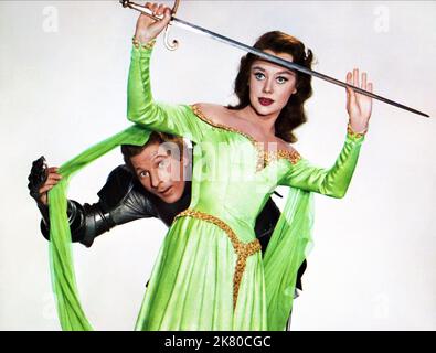 Danny Kaye & Glynis Johns Film: The Court Jester (USA 1955) Charaktere: Hubert Hawkins, Maid Jean Regie: Melvin Frank & Norman Panama 24 December 1955 **WARNUNG** Dieses Foto ist nur für redaktionelle Verwendung bestimmt und unterliegt dem Copyright der dena-UNTERNEHMEN und/oder des Fotografen, der von der Film- oder Produktionsfirma beauftragt wurde und darf nur durch Publikationen im Zusammenhang mit der Bewerbung des oben genannten Films reproduziert werden. Eine obligatorische Gutschrift für dena-UNTERNEHMEN ist erforderlich. Der Fotograf sollte auch bei Bekanntwerden des Fotos gutgeschrieben werden. Ohne schriftliche Genehmigung der Film Company kann keine kommerzielle Nutzung gewährt werden Stockfoto