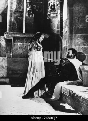 Suzanne Cloutier & Orson Welles Film: Die Tragödie Von Othello (1952) Charaktere: Desdemona, Othello Regie: Orson Welles 10 May 1952 **WARNUNG** Dieses Foto ist nur für redaktionelle Zwecke bestimmt und unterliegt dem Copyright von MERCURY und/oder dem Fotografen, der von der Film- oder Produktionsfirma beauftragt wurde, und kann nur von Publikationen im Zusammenhang mit der Bewerbung des oben genannten Films reproduziert werden. Eine obligatorische Gutschrift an MERCURY ist erforderlich. Der Fotograf sollte auch bei Bekanntwerden des Fotos gutgeschrieben werden. Ohne schriftliche Genehmigung der Film Company kann keine kommerzielle Nutzung gewährt werden. Stockfoto