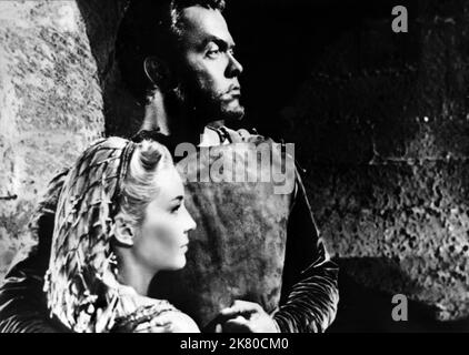 Orson Welles & Suzanne Cloutier Film: Die Tragödie Von Othello (1952) Charaktere: Othello, Desdemona Regie: Orson Welles 10 May 1952 **WARNUNG** Dieses Foto ist nur für redaktionelle Zwecke bestimmt und unterliegt dem Copyright von MERCURY und/oder dem Fotografen, der von der Film- oder Produktionsfirma beauftragt wurde, und kann nur von Publikationen im Zusammenhang mit der Bewerbung des oben genannten Films reproduziert werden. Eine obligatorische Gutschrift an MERCURY ist erforderlich. Der Fotograf sollte auch bei Bekanntwerden des Fotos gutgeschrieben werden. Ohne schriftliche Genehmigung der Film Company kann keine kommerzielle Nutzung gewährt werden. Stockfoto