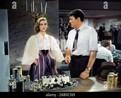 Lauren Bacall & Gregory Peck Film: Designing Woman (USA 1957) Charaktere: Marilla Brown Hagen, Mike Hagen Regie: Vincente Minnelli 16 May 1957 **WARNUNG** Dieses Foto ist nur für den redaktionellen Gebrauch bestimmt und unterliegt dem Copyright von MGM und/oder dem Fotografen, der von der Film- oder Produktionsfirma beauftragt wurde, und kann nur durch Publikationen im Zusammenhang mit der Bewerbung des oben genannten Films reproduziert werden. Eine obligatorische Gutschrift an MGM ist erforderlich. Der Fotograf sollte auch bei Bekanntwerden des Fotos gutgeschrieben werden. Ohne schriftliche Genehmigung der Film Company kann keine kommerzielle Nutzung gewährt werden. Stockfoto