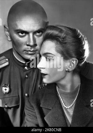 Yul Brynner & Deborah Kerr Film: The Journey (1956) Charaktere: Major Surov, Diana Ashmore Regie: Anatole Litvak 19 February 1959 **WARNUNG** Dieses Foto ist nur für den redaktionellen Gebrauch bestimmt und unterliegt dem Copyright von MGM und/oder dem Fotografen, der von der Film- oder Produktionsfirma beauftragt wurde, und kann nur von Publikationen im Zusammenhang mit der Bewerbung des oben genannten Films reproduziert werden. Eine obligatorische Gutschrift an MGM ist erforderlich. Der Fotograf sollte auch bei Bekanntwerden des Fotos gutgeschrieben werden. Ohne schriftliche Genehmigung der Film Company kann keine kommerzielle Nutzung gewährt werden. Stockfoto