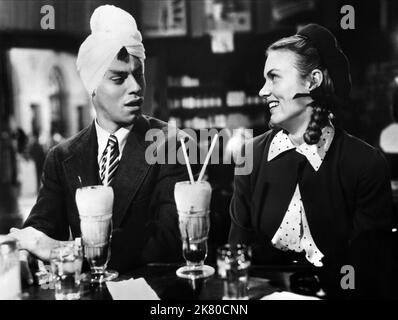 Jerry Lewis & Marion Marshall Film: The Stooge (USA 1951) Charaktere: Theodore 'Ted' Rogers, Genevieve 'Frecklehead' Tait Regie: Norman Taurog 15. November 1951 **WARNUNG** Dieses Foto ist nur für redaktionelle Zwecke bestimmt und unterliegt dem Copyright von PARAMOUNT PICTURES und/oder des Fotografen, der von der Film- oder Produktionsfirma beauftragt wurde und darf nur von Publikationen im Zusammenhang mit der Bewerbung des oben genannten Films reproduziert werden. Eine obligatorische Gutschrift für PARAMOUNT-BILDER ist erforderlich. Der Fotograf sollte auch bei Bekanntwerden des Fotos gutgeschrieben werden. Eine kommerzielle Nutzung kann ohne schriftliche Genehmigung des nicht gewährt werden Stockfoto