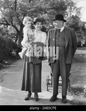 Jane Wyman & Charles Laughton Film: The Blue Veil (1954) Charaktere: Louise Mason, Fred K. Begley Regie: Curtis Bernhardt 26. Oktober 1951 **WARNUNG** Dieses Foto ist nur für redaktionelle Verwendung bestimmt und unterliegt dem Copyright von RKO und/oder dem von der Film- oder Produktionsfirma beauftragten Fotografen und kann nur durch Publikationen im Zusammenhang mit der Bewerbung des oben genannten Films reproduziert werden. Eine obligatorische Gutschrift an RKO ist erforderlich. Der Fotograf sollte auch bei Bekanntwerden des Fotos gutgeschrieben werden. Ohne schriftliche Genehmigung der Film Company kann keine kommerzielle Nutzung gewährt werden. Stockfoto