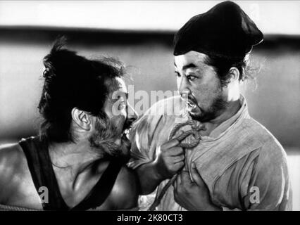 Toshiro Mifune & Daisuke Kato Film: Rashomon, In The Woods (1954) Charaktere: Tajomaru, Polizist Regie: Akira Kurosawa 25. August 1950 **WARNUNG** Dieses Foto ist nur für redaktionelle Verwendung bestimmt und unterliegt dem Copyright von RKO und/oder des Fotografen, der von der Film- oder Produktionsfirma beauftragt wurde, und kann nur durch Publikationen im Zusammenhang mit der Bewerbung des oben genannten Films reproduziert werden. Eine obligatorische Gutschrift an RKO ist erforderlich. Der Fotograf sollte auch bei Bekanntwerden des Fotos gutgeschrieben werden. Ohne schriftliche Genehmigung der Film Company kann keine kommerzielle Nutzung gewährt werden. Stockfoto