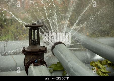 Pipeline-Unfall. Kochendes Wasser strömt aus dem Rohr. Kesselraum Notfall. Industrielle Lage. Stockfoto