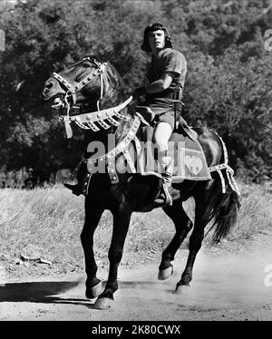 Robert Wagner Film: Prince Valiant (USA 1954) Charaktere: Prince Valiant Regie: Henry Hathaway 05 April 1954 **WARNUNG** Dieses Foto ist nur für den redaktionellen Gebrauch bestimmt und unterliegt dem Copyright von 20. CENTURY FOX und/oder des Fotografen, der von der Film- oder Produktionsfirma beauftragt wurde, und kann nur durch Publikationen im Zusammenhang mit der Bewerbung des oben genannten Films reproduziert werden. Eine obligatorische Gutschrift an 20. CENTURY FOX ist erforderlich. Der Fotograf sollte auch bei Bekanntwerden des Fotos gutgeschrieben werden. Ohne schriftliche Genehmigung der Film Company kann keine kommerzielle Nutzung gewährt werden. Stockfoto