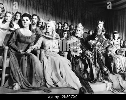 Debra Paget, Janet Leigh, Barry Jones & Brian Aherne Film: Prince Valiant (USA 1954) Charaktere: Ilene, Princess Aleta, King Luke, King Arthur Regie: Henry Hathaway 05 April 1954 **WARNUNG** Dieses Foto ist nur für den redaktionellen Gebrauch bestimmt und unterliegt dem Copyright von 20. CENTURY FOX und/oder des Fotografen, der von der Film- oder Produktionsfirma beauftragt wurde, und kann nur durch Publikationen im Zusammenhang mit der Bewerbung des oben genannten Films reproduziert werden. Eine obligatorische Gutschrift an 20. CENTURY FOX ist erforderlich. Der Fotograf sollte auch bei Bekanntwerden des Fotos gutgeschrieben werden. Ohne schriftliche aut kann keine kommerzielle Nutzung gewährt werden Stockfoto