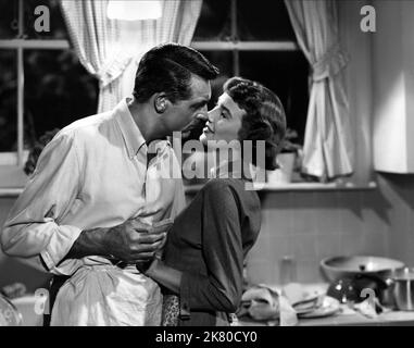 Cary Grant & Betsy Drake Film: Raum für ein weiteres (USA 1952) Charaktere: George 'Poppy' Rose, Anna Perrott Rose Regie: Norman Taurog 10 January 1952 **WARNUNG** Dieses Foto ist nur für den redaktionellen Gebrauch bestimmt und unterliegt dem Copyright von WARNER BROS. Und/oder des Fotografen, der von der Film- oder Produktionsfirma beauftragt wurde und nur durch Publikationen im Zusammenhang mit der Bewerbung des oben genannten Films reproduziert werden kann. Eine obligatorische Gutschrift an WARNER BROS. Ist erforderlich. Der Fotograf sollte auch bei Bekanntwerden des Fotos gutgeschrieben werden. Ohne schriftliche Genehmigung der Film Company kann keine kommerzielle Nutzung gewährt werden. Stockfoto