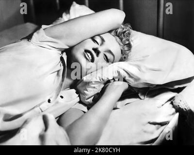 Marilyn Monroe Film: Kampf Bei Nacht (1952) Charaktere: Peggy Regie: Fritz lang 16 June 1952 **WARNUNG** Dieses Foto ist nur für redaktionelle Verwendung bestimmt und unterliegt dem Copyright von RKO und/oder dem von der Film- oder Produktionsfirma beauftragten Fotografen und kann nur durch Publikationen im Zusammenhang mit der Bewerbung des oben genannten Films reproduziert werden. Eine obligatorische Gutschrift an RKO ist erforderlich. Der Fotograf sollte auch bei Bekanntwerden des Fotos gutgeschrieben werden. Ohne schriftliche Genehmigung der Film Company kann keine kommerzielle Nutzung gewährt werden. Stockfoto