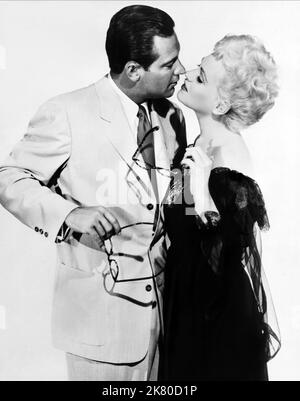William Holden & Judy Holliday Film Born Yourday (USA 1950) Charaktere: Paul Verrall, Emma 'Billie' Dawn Regie: George Cukor 25. Dezember 1950 **WARNUNG** dieses Foto ist nur für redaktionelle Zwecke bestimmt und unterliegt dem Copyright von COLUMBIA und/oder dem Fotografen, der von der Film or Production Company zugewiesen wurde. Es kann nur durch Veröffentlichungen in Verbindung mit der Werbung für den obigen Film reproduziert werden. Eine obligatorische Gutschrift für COLUMBIA ist erforderlich. Der Fotograf sollte ebenfalls angerechnet werden, wenn er bekannt ist. Ohne schriftliche Genehmigung der Film Company kann keine kommerzielle Nutzung gewährt werden. Stockfoto