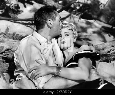 MacDonald Carey & Shelley Winters Film: South Sea Sinnerin (1956) Charaktere: Jake Davis aka Smitty, Coral Regie: H. Bruce Humberstone 30 August 1950 **WARNUNG** Dieses Foto ist nur für den redaktionellen Gebrauch bestimmt und unterliegt dem Copyright von UI und/oder des Fotografen, der von der Film- oder Produktionsfirma beauftragt wurde, und kann nur von Publikationen im Zusammenhang mit der Bewerbung des oben genannten Films reproduziert werden. Eine obligatorische Gutschrift an die Benutzeroberfläche ist erforderlich. Der Fotograf sollte auch bei Bekanntwerden des Fotos gutgeschrieben werden. Ohne schriftliche Genehmigung der Film Company kann keine kommerzielle Nutzung gewährt werden. Stockfoto