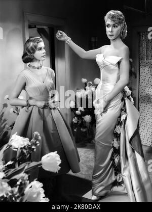 Lauren Bacall & Dolores Grey Film: Designing Woman (USA 1957) Charaktere: Marilla Brown Hagen, Lori Shannon Regie: Vincente Minnelli 16 May 1957 **WARNUNG** Dieses Foto ist nur für den redaktionellen Gebrauch bestimmt und unterliegt dem Copyright von MGM und/oder dem Fotografen, der von der Film- oder Produktionsfirma beauftragt wurde, und kann nur durch Publikationen im Zusammenhang mit der Bewerbung des oben genannten Films reproduziert werden. Eine obligatorische Gutschrift an MGM ist erforderlich. Der Fotograf sollte auch bei Bekanntwerden des Fotos gutgeschrieben werden. Ohne schriftliche Genehmigung der Film Company kann keine kommerzielle Nutzung gewährt werden. Stockfoto