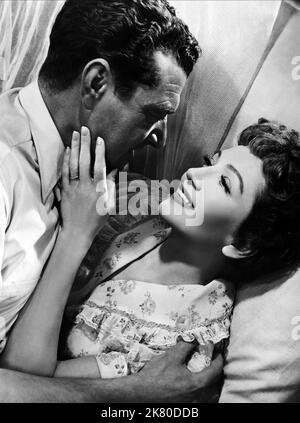 Jack Hawkins & Claudette Colbert Film: The Planter'S Wife (1959) Charaktere: Jim Frazer, Liz Frazer Regie: Ken Annakin 16 September 1952 **WARNUNG** Dieses Foto ist nur für redaktionelle Zwecke bestimmt und unterliegt dem Copyright der Film Company und/oder des Fotografen, der von der Film- oder Produktionsfirma beauftragt wurde und darf nur von Publikationen im Zusammenhang mit der Bewerbung des oben genannten Films reproduziert werden. Eine obligatorische Gutschrift an die Filmgesellschaft ist erforderlich. Der Fotograf sollte auch bei Bekanntwerden des Fotos gutgeschrieben werden. Ohne schriftliche Genehmigung der Film Company kann keine kommerzielle Nutzung gewährt werden. Stockfoto